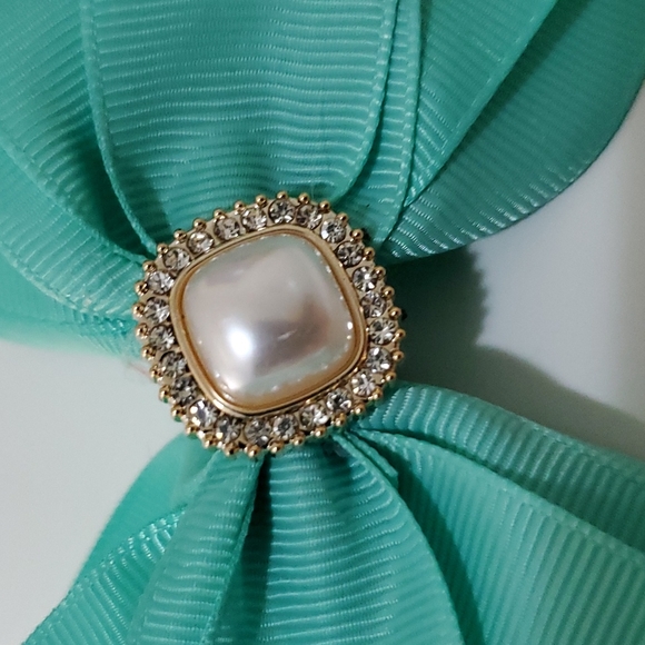 2 x 6 New Girl Hair Bows with Pearl & Rhinestone in Green - Picture 2 of 4